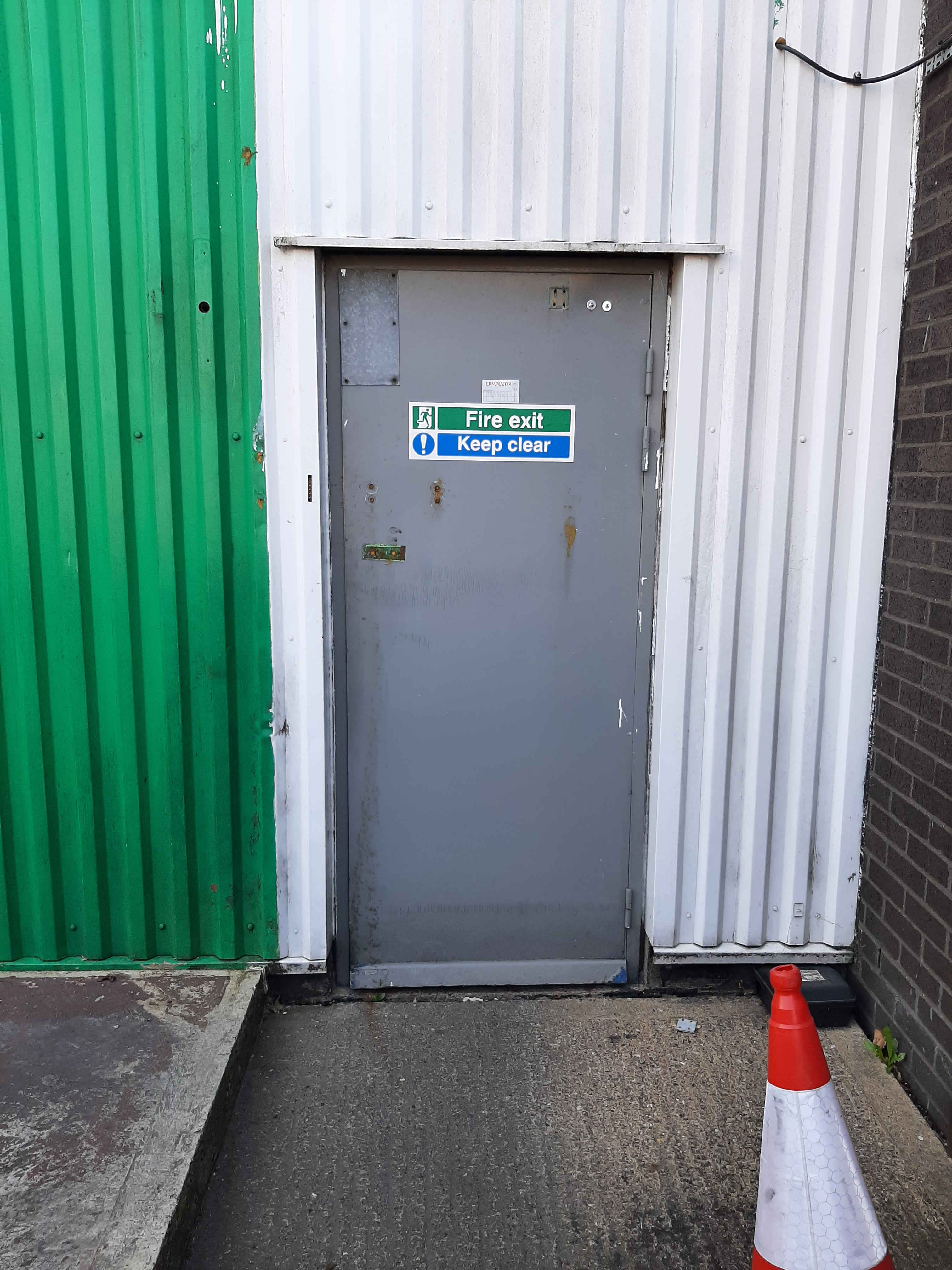 /images/Smurfit Kappa Steel Door/External Before.jpg